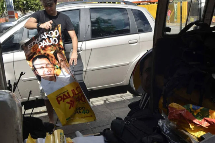 Material de campanha com imagens de Eduardo Campos é recolhido no comitê central do PSB (Fernando Frazão/Agência Brasil)