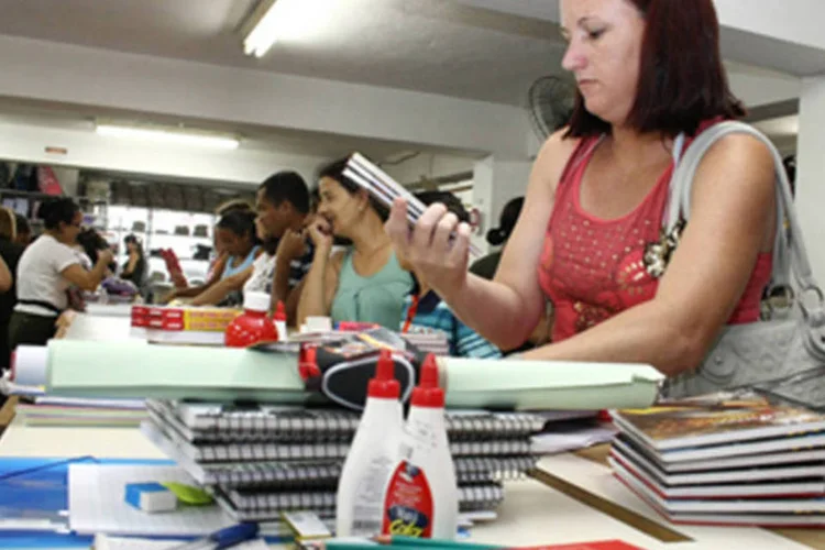 Mulher comprando material escolar: alta de 7,17% no setor (Divulgação/MundoMarketing)