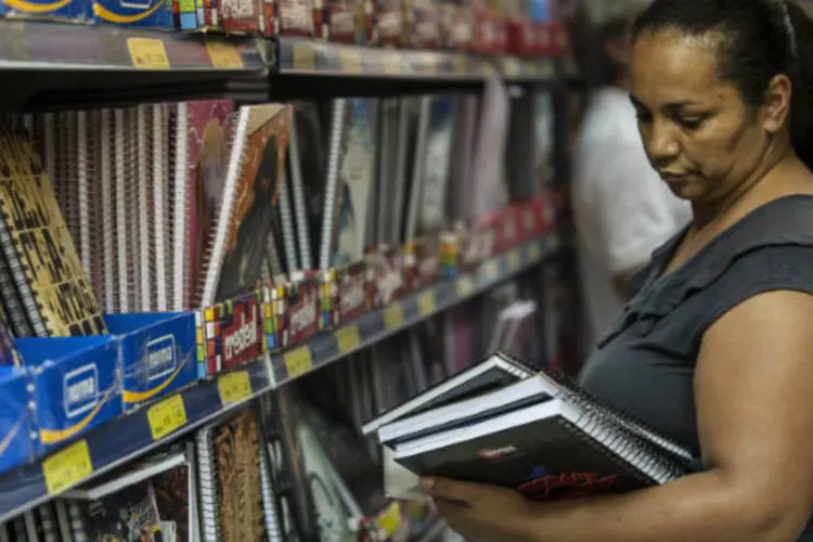 
	Consumidora: o efeito contr&aacute;rio da Copa foi sentido pelo segmento de papelaria
 (Marcelo Camargo/Abril Branded Content)