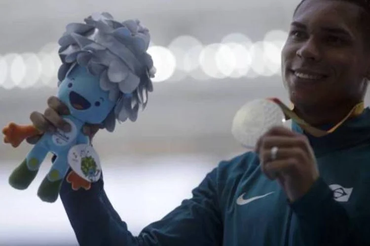 Mateus Evangelista: "eu ganhei essa medalha de prata, mas, para mim, ela é a mais dourada que eu já ganhei”, disse paratleta (Ricardo Moraes/Reuters)