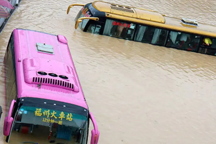 Ônibus são cobertos por enchente na China (REUTERS/Stringer)