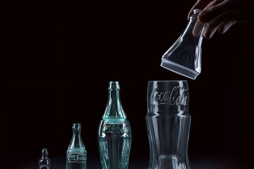 Coca-cola celebra centenário de garrafa com "boneca russa"