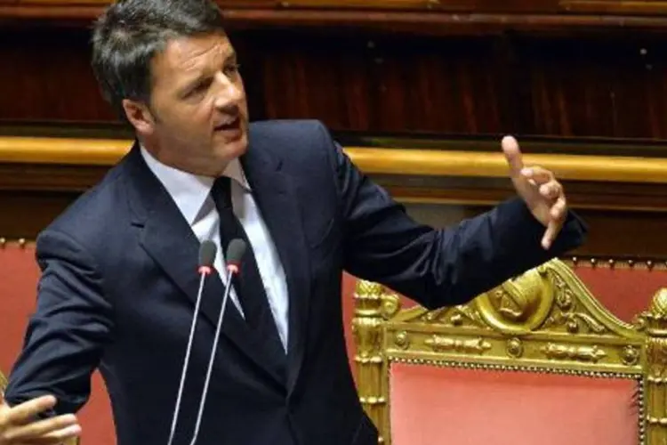 Matteo Renzi discursa no Parlamento em Roma: "não é apenas uma questão de segurança e de terrorismo, e sim de dignidade humana" (Andreas Solaro/AFP)
