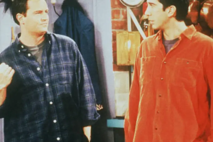 
	Os atores Matthew Perry e David Schwimmer, em cena como Chandler Bing e Ross Geller de Friends
 (Getty Images)