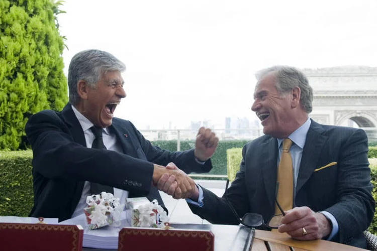 Maurice Levy (esq.), da Publicis, e John Wren, da Omnicon (dir.), celebram fusão em Paris no dia 28 de julho de 2013 (Balint Porneczi/Bloomberg)