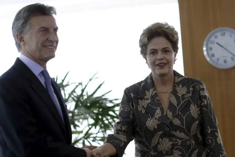 
	Dilma Rousseff aperta a m&atilde;o de Mauricio Macri: Macri, que assume a Casa Rosada no dia 10, venceu o candidato governista apoiado pela atual presidente Cristina Kirchner
 (Ueslei Marcelino / Reuters)