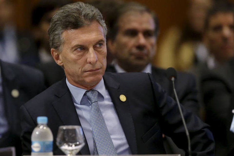 Macri veta lei de demissões em 1ª batalha com Congresso