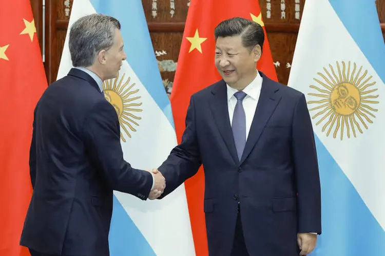 G20: Mauricio Macri, presidente da Argentina, e Xi Jinping, presidente da China, se cumprimentam (Reuters)