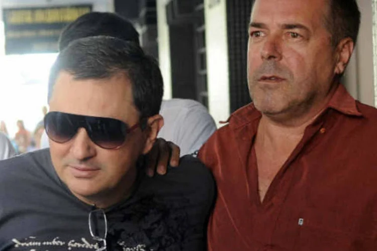 
	Mauro Hoffman (esquerda), dono da boate Kiss, ao se entregar para a pol&iacute;cia de Santa Maria
 (Agência Brasil)