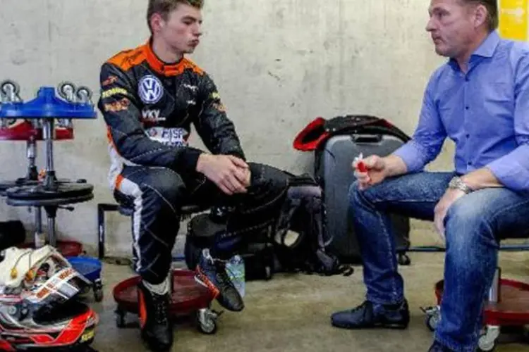 Max Verstappen (E), 16 anos, ao lado do pai, Jos Verstappen, ex-piloto (Sander Koning/AFP)