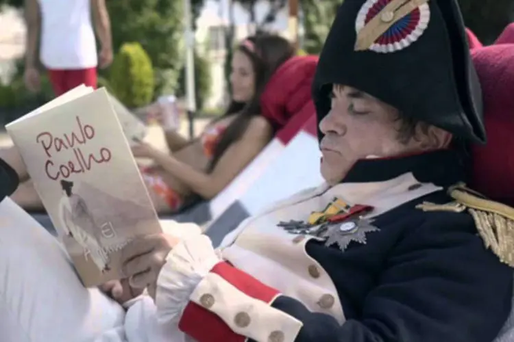 Napoleão em comercial da Coca-Cola: campanha coloca o refrigerante como uma opção para os homens e mulheres de hoje, heróis modernos, com uma atitude light em momentos autoindulgentes (Reprodução)