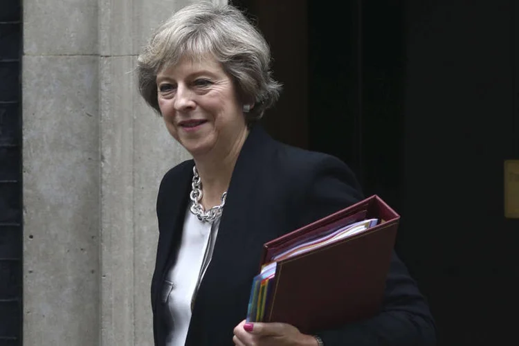 
	Theresa May: a emissora p&uacute;blica est&aacute; prestes a passar por uma reformula&ccedil;&atilde;o de sua estrutura de governan&ccedil;a que ir&aacute; envolver o descarte da BBC Trust
 (Neil Hall/Reuters)
