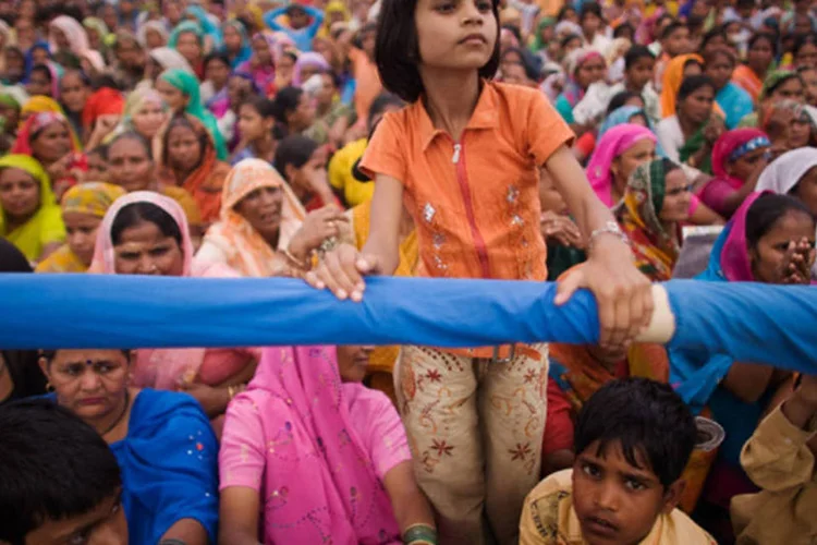 Eleitores da governadora de UP, Mayawati Kumari, ouvem discurso da líder, que defende unidades administrativas pequenas como garantia de um desenvolvimento uniforme (Daniel Berehulak/Getty Images)