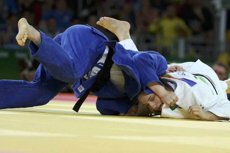 
	Mayra Aguiar: no primeiro combate a brasileira passou pela australiana Miranda Giambelli com uma imobiliza&ccedil;&atilde;o
 (Toru Hanai / Reuters)