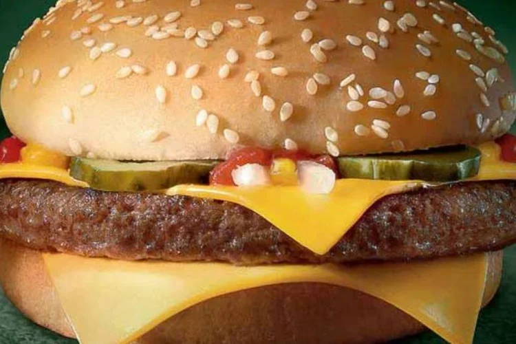 
	Sandu&iacute;che de fast food: governo de S&atilde;o Paulo j&aacute; vem demonstrando algumas tend&ecirc;ncias na linha da alimenta&ccedil;&atilde;o saud&aacute;vel para as crian&ccedil;as
