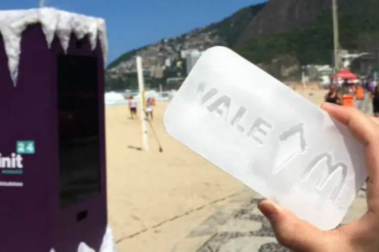 No Rio de Janeiro, uma máquina distribui cupons que dão direito a um sorvete ou uma bebida gelada, mas o sortudo tem que correr para trocá-lo no McDonald’s mais próximo já que é esculpido em gelo (Divulgação)