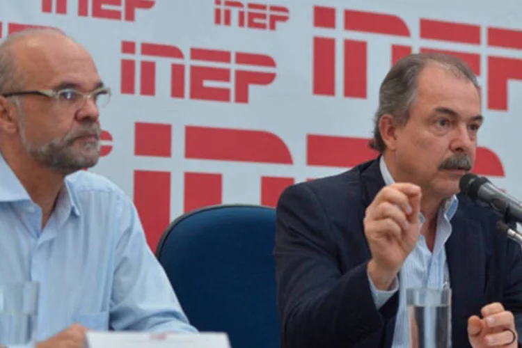 O ministro da Educação, Aloizio Mercadante, e o presidente do Inep, Luiz Claudio da Costa (Marcello Casal / Agência Brasil)