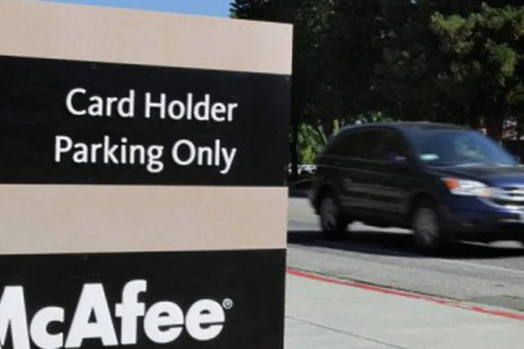 
	Logo da McAfee &eacute; vista em edif&iacute;cio da companhia em Santa Clara, na Calif&oacute;rnia: oferta foi feita em meio a uma crise na ind&uacute;stria de PCs que tem afetado as vendas de software de seguran&ccedil;a
 (Justin Sullivan/Getty Images/AFP)