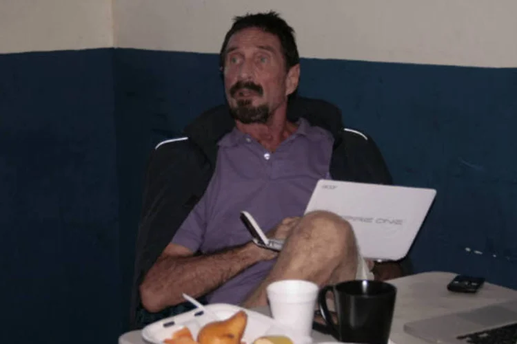 
	John McAfee usa computador em abrigo de migrantes, onde ele est&aacute; detido na Cidade da Guatemala: a pol&iacute;cia prendeu McAfee na quarta-feira por entrar ilegalmente no pa&iacute;s
 (REUTERS)