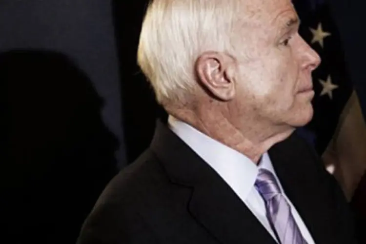 
	O senador republicano John McCain: coment&aacute;rio de McCain n&atilde;o teve boa recep&ccedil;&atilde;o entre muitos usu&aacute;rios do Twitter, que come&ccedil;aram rapidamente a criticar o senador
 (Marco Longari/AFP)