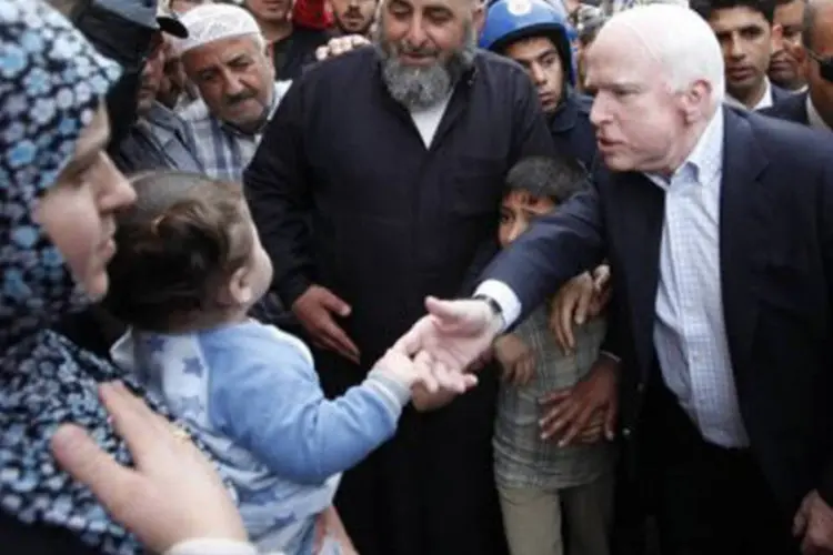 "Nestas condições, ninguém deve pensar que Assad vai parar de matar ou deixar o poder em curto prazo", acrescentaram McCain e Lieberman (©AFP / Umit Bektas)