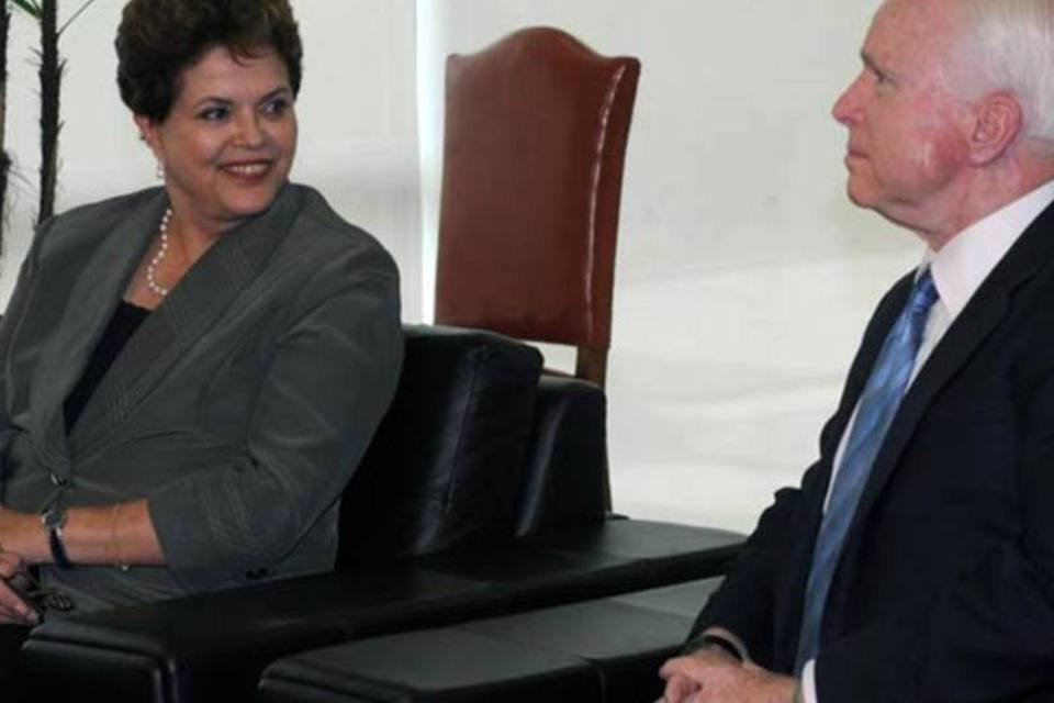 John McCain visita Dilma e faz lobby para vender caça dos EUA ao Brasil