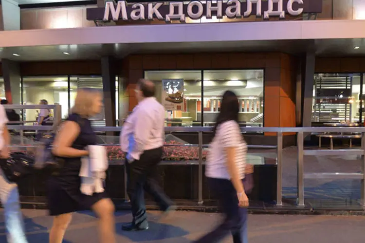Pessoas passam por um restaurante fechado da rede McDonald's, em Moscou (Tatyana Makeyeva/Reuters)