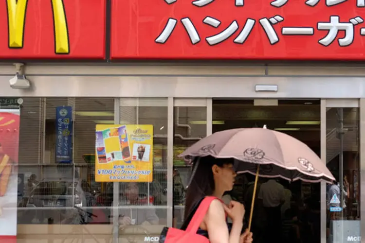 Mulher passa por um restaurante do McDonald's em Tóquio, no Japão (Yuriko Nakao/Bloomberg)