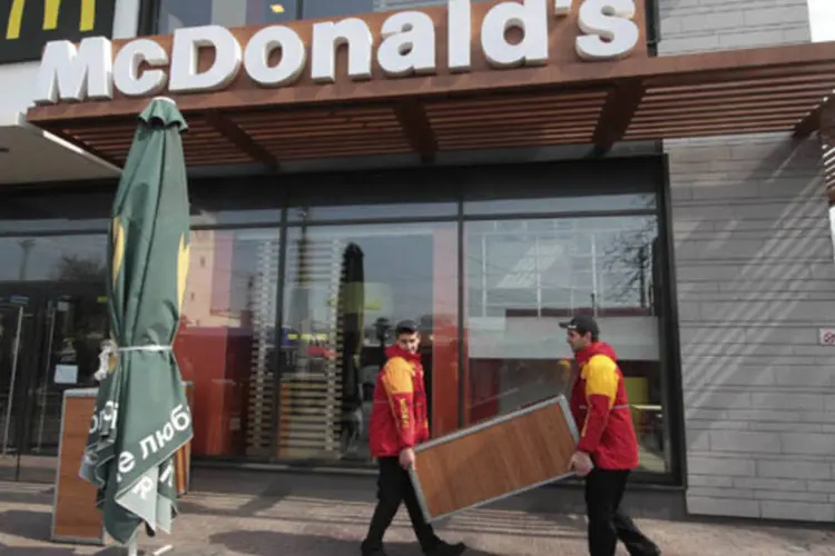 Trabalhadores do McDonald's retiram uma lata de lixo de um restaurante da rede na Crimeia, em Simferopol (Reuters)