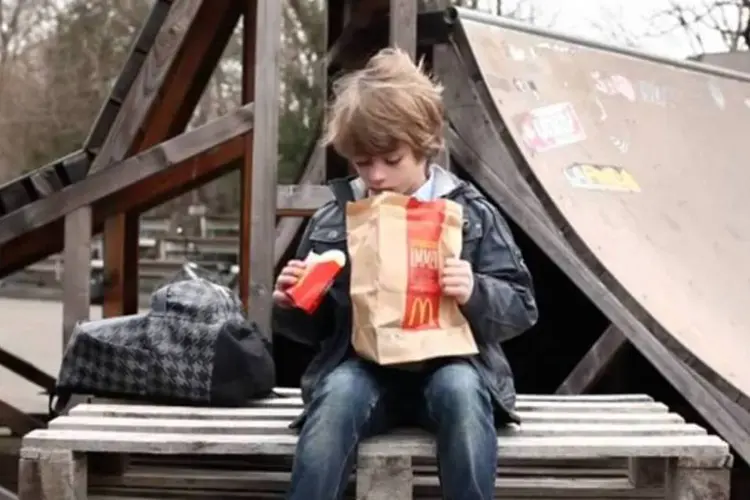 O vídeo mostra um garoto que todos os dias compra seu lanche do Mc Donald’s, mas não consegue apreciá-lo pois garotos maiores roubam sua comida (Reprodução)