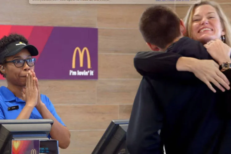Dois clientes se abraçam em comercial do McDonald's (Reprodução/YouTube)