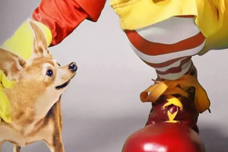 Resposta do McDonald's ao Taco Bell: companhia postou imagem em que Ronald acaricia um Chihuahua, cãozinho que foi símbolo da rede de comida mexicana até 2009 (Reprodução)