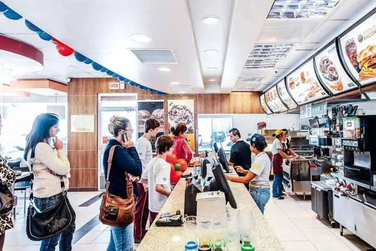 
	Arcos Dorados, operadora do McDonald&#39;s: receita caiu 15% no primeiro trimestre, a US$ 658,5 milh&otilde;es.
 (Michel Teo Sin/EXAME)