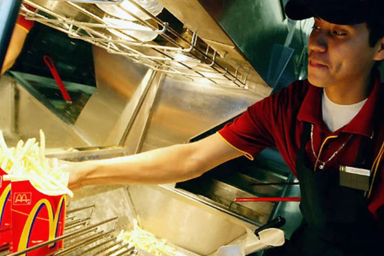 Atualmente, a refeição com cheeseburguer e batata frita pequena tem cerca de 700 calorias e 1.040 miligramas de sódio, segundo dados da empresa (Getty Images)