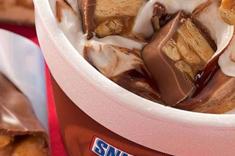 McFlurry Snickers é uma combinação do sorvete com chocolate, caramelo e amendoim (Divulgação)