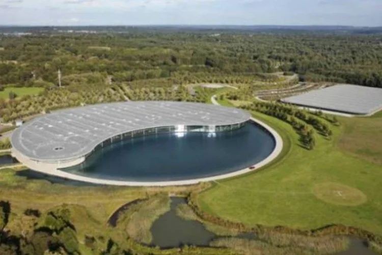 O edifício foi aterrado na inclinação suave do local, para ter uma presença discreta na paisagem
 (Divulgação/Foster Partners)