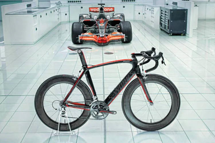 A bicicleta McLaren Venge, da Specialized, emprega uma refinada tecnologia de construção em fibra de carbono para conseguir uma redução de  peso de15% em comparação com modelos similares (Divulgação)