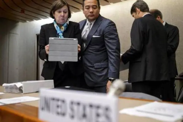 Representante legal do governo americano, Mary McLeod (à esquerda) representante americano no Conselho de Direitos Humanos das Nações Unidas Keith M. Harper são vistos em uma sessão do Comitê da ONU (Fabrice Coffrini/AFP)
