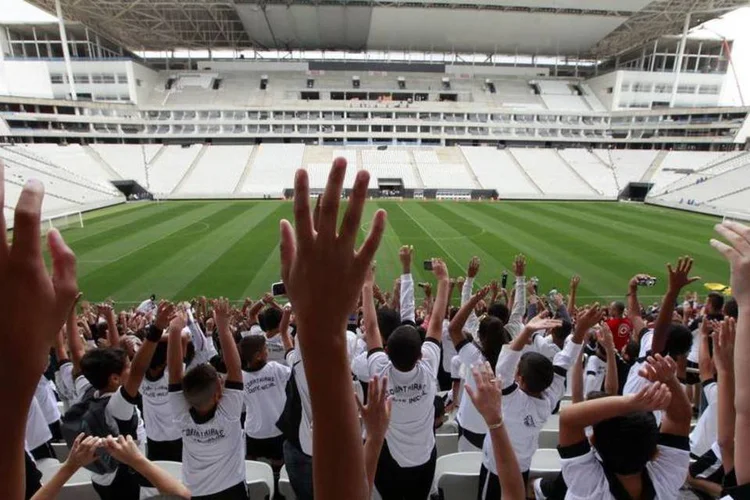 
	Crian&ccedil;as participam do primeiro evento teste da Arena Corinthians: pessoas com mobilidade reduzida est&atilde;o preocupadas com entorno dos est&aacute;dios
 (REUTERS/Paulo Whitaker)