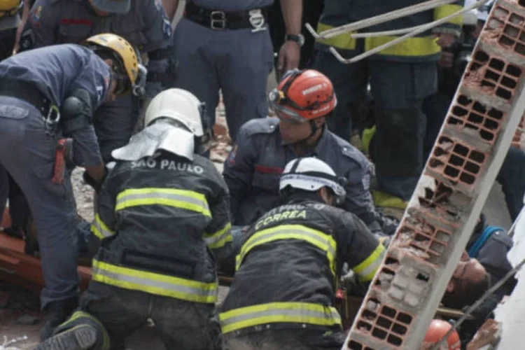 
	Bombeiros trabalham em escombros: o eletricista da obra disse que o mestre de obras demonstrava preocupa&ccedil;&atilde;o com a estrutura, porque havia sido usada uma ferragem muito fina que n&atilde;o era suficiente para as interven&ccedil;&otilde;es que seriam feitas
 (Agência Brasil)