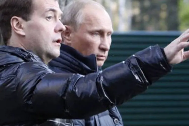 Medvedev (E) e Putin (D): antes de sua designação como primeiro-ministro, Medvedev antecipou que haveria "mudanças importantes" no governo (Sergei Karpukhin/afp)