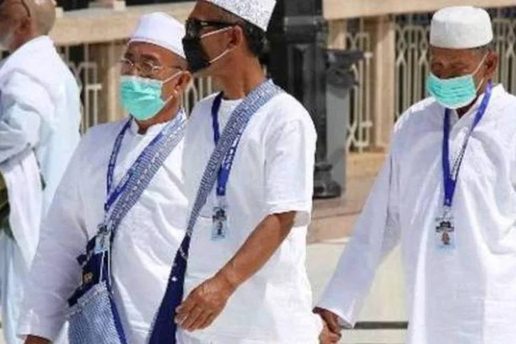 
	Peregrinos usam m&aacute;scaras&nbsp;na chegada a Meca para o Umrah
 (AFP)