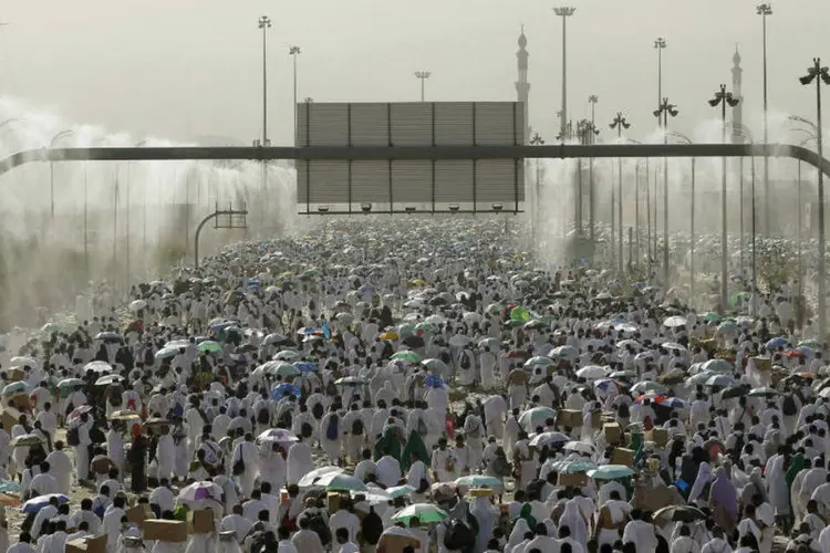 
	Meca: centenas de peregrinos continuam desaparecidos desde o tumulto durante o ritual do apedrejamento simb&oacute;lico de Satan&aacute;s, segundo governos ou comiss&otilde;es nacionais do Hajj
 (Reuters)
