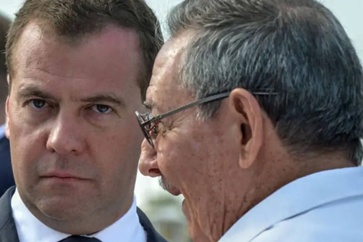 
	Medvedev (e) conversa com Ra&uacute;l Castro em Havana: n&atilde;o foram divulgados detalhes do acordo sobre a d&iacute;vida cubana com a ex-Uni&atilde;o Sovi&eacute;tica
 (AFP/ Adalberto Roque)