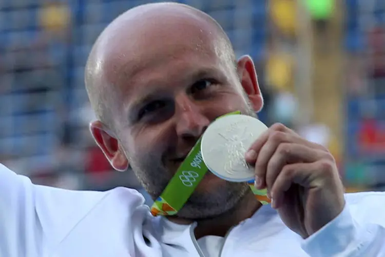 
	Piotr Malachowski: &quot;Minha medalha de prata hoje vale muito mais do que h&aacute; uma semana&quot;
 (Alessandro Bianchi/Reuters)