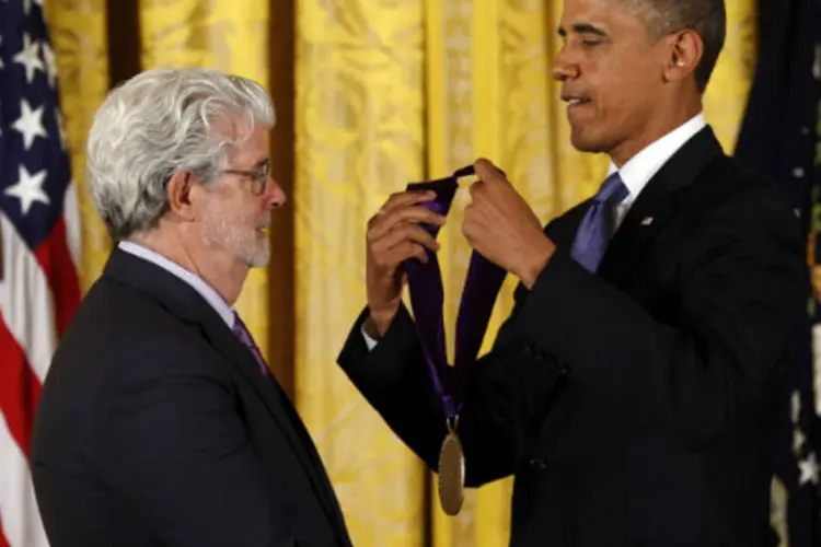 Presidente dos Estados Unidos, Barack Obama, entrega Medalha Nacional das Artes a George Lucas, criador de Star Wars, durante cerimônia na Casa Branca (Kevin Lamarque/Reuters)