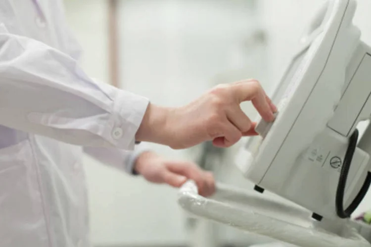
	M&eacute;dico usando aparelho:&nbsp;o sindicato de S&atilde;o Paulo programou paralisa&ccedil;&atilde;o dos residentes para hoje e para amanh&atilde; uma caminhada.
 (GettyImages)