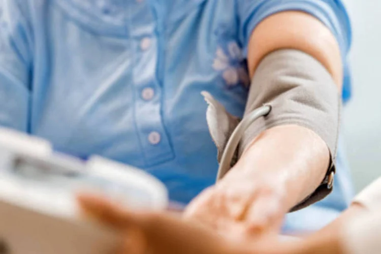 
	M&eacute;dico medindo press&atilde;o de paciente: para os estrangeiros, um dos requisitos &eacute; que o pa&iacute;s de exerc&iacute;cio profissional do m&eacute;dico tenha &iacute;ndice igual ou superior a 1,8 m&eacute;dico por mil habitantes, segundo lista da&nbsp;OMS
 (GettyImages)