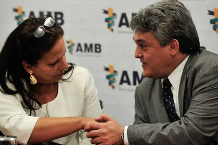 Médica cubana Ramona Rodriguez com o presidente da Associação Médica Brasileira, Florentino Cardoso (Marcelo Camargo/Agência Brasil)