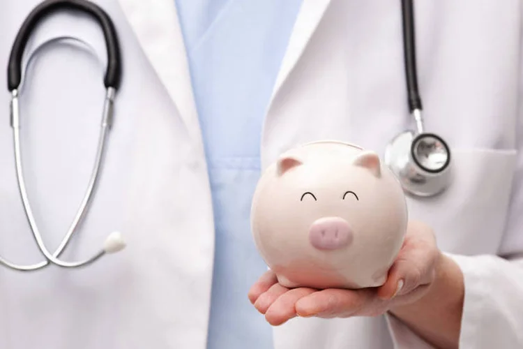 
	M&eacute;dica com cofrinho: Consultas e exames podem ser deduzidos, j&aacute; rem&eacute;dios s&oacute; podem ser abatidos se entrarem na fatura emitida pelo hospital
 (AlexRaths/ThinkStock)